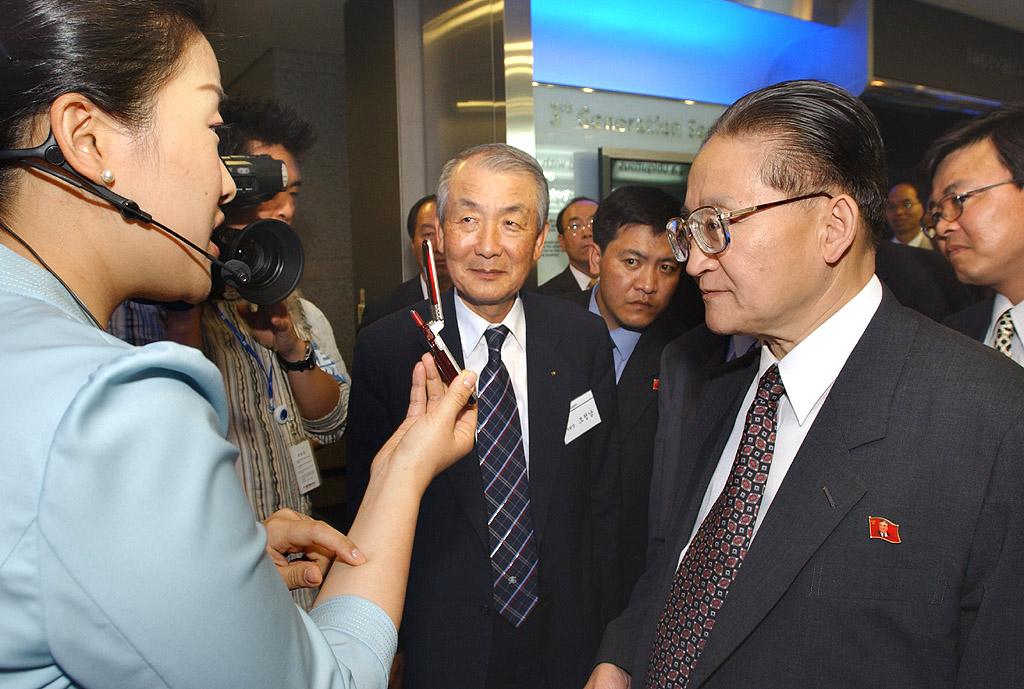 Jung Nam Cho (on left), vice-chairman of SK Telecom, and Jong Hyuk Ree (on right), vice-president of Choson Asia Pacific Peace Commission, are shown listening to an explanation of South Korea`s advanced mobile communications services. (Seven North Korean delegation members headed by vice-president Ree visited SK Telecom`s Network Research Center in Boondang on June 16th)